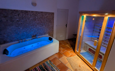Hot tub at Moulin de Bluye