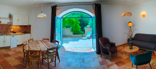 Séjour et cuisine du gîte Moulin de Bluye